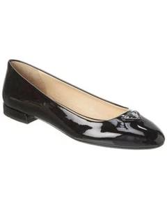 Zapatos planos de ballet bailarina de charol con logotipo de PRADA negros $950 - Imagen 1 de 15