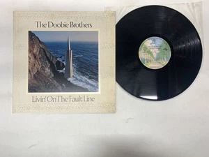 THE DOOBIE BROTHERS LIVIN' ON THE FAULT LINE Japan LP [49030ER] - Picture 1 of 2