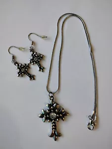 Collar Colgante Cruz Flor de Lis Plata + Conjunto Pendientes Cristal Circonita Cúbica - Imagen 1 de 6