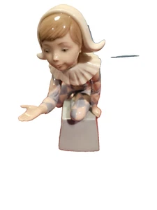 Lladro #5077 ""Harlequin-c"" (Jester on Block C) Statuetta in pensione in perfette condizioni - Foto 1 di 5
