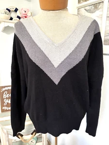 NWT Tahari Women's Pullover Sweater Knit Ribbed V-Neckline Sz Medium Black Gray - Picture 1 of 5