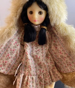 Vintage Suzanne Gibson Alaskan Eskimo Puppe 1984 Signature Edition Kaiser Ständer - Bild 1 von 13