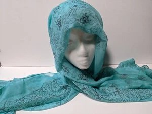 Seidig weicher Damenschal türkisfarben mit schwarzem BoHo Design - Bild 1 von 3