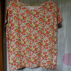 Camiseta Liberty Uniqlo Collab Usada, Artículo de Autocuidado - Imagen 1 de 3
