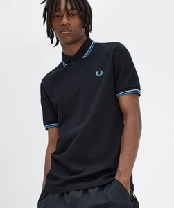 Camisa Polo Fred Perry Doble Punta En Negro Con Contorno Azul/Blanco GRANDE - Imagen 1 de 4