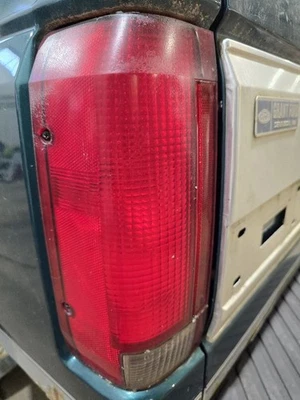 Driver Tail Light From 8501 GVW Rectangular Fits 90-97 FORD F250 PICKUP 644173 - Image 1 of 4