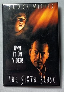 Pin THE SIXTH SENSE 1999 PROMOCIÓN Pinback Insignia Botón SHYAMALAN Bruce Willis - Imagen 1 de 2