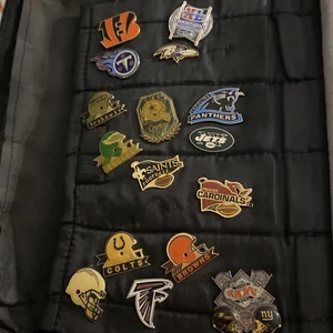 NFL Button Pins. Posten 16 zufällig. A+Verkäufer. - Bild 1 von 1