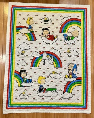 Manta de cuna vintage hecha a mano 1971 Snoopy Charlie marrón edredón guardería arco iris  Foto 1 de 4