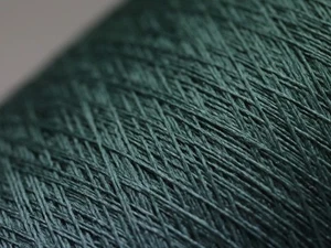 M40 (129€/kg) 100g DRAGON COMFORT SEIDE - SILK LAGOON (26) Zwirn Stretch Wolle - Bild 1 von 3