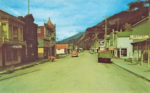 Skagway AK Main Street vetrine vecchi camion, cartolina - Foto 1 di 2
