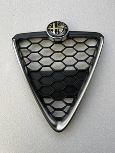 Griglia Scudo Cuore Giulietta My2016 Restyling Satinato Nido D’Ape Logo NERO - Picture 1 of 2