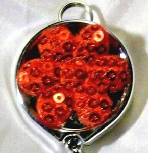 ROTE PAILLETTEN AUSGEFALLEN BLUME FARBE CHROM AUSWEIS ABZEICHEN ROLLE Schlüsselband Befestigung Halter Glitzer - Bild 1 von 3