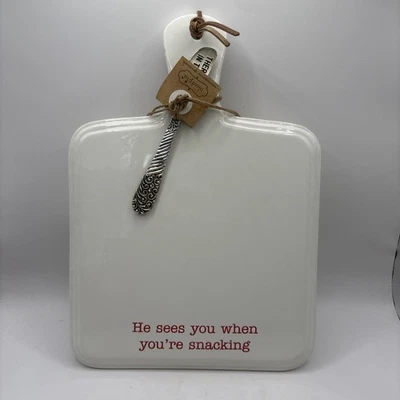 Plato y cuchillo de queso Mudpie de cerámica de 8 pulgadas He Sees You When You're Snacking Foto 1 de 4