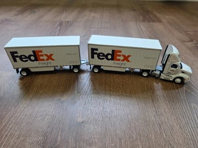 压铸大师联邦快递 Peterbilt 579 Day Cab & 2 Wabash 28' Pup 拖车 65191/90 — 第 1/4 张图片