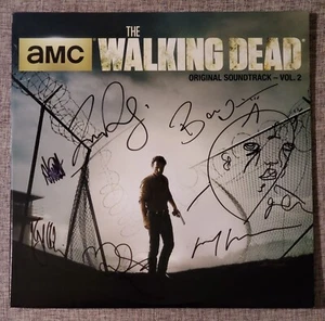 THE WALKING DEAD COLONNA SONORA ORIGINALE COMPLETAMENTE FIRMATA VOLUME 2 ALBUM AMC RARO - Foto 1 di 10