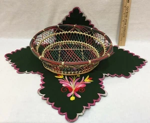 Wicker Basket w/ Liner Embroidered Green Pink Bread Bowl Table Centerpiece - Picture 1 of 8