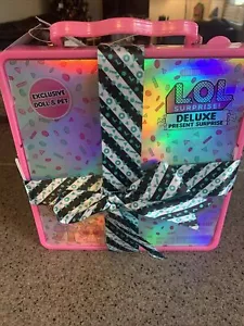 LOL SURPRISE DELUXE PRESENT SURPRISE - PINK *EXCLUSIVE DOLL AND PET - Picture 1 of 2