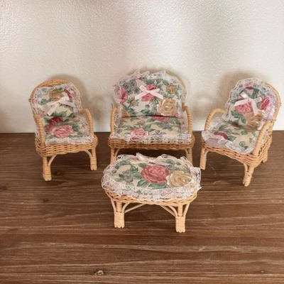 Juego de 4 cojines florales de mesa de mimbre miniatura vintage para casa de muñecas Foto 1 de 4