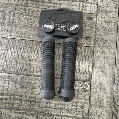 Empuñaduras de cuello largo negras suaves sin bridas ODI x/largas para bicicletas BMX/montaña  Foto 1 de 4