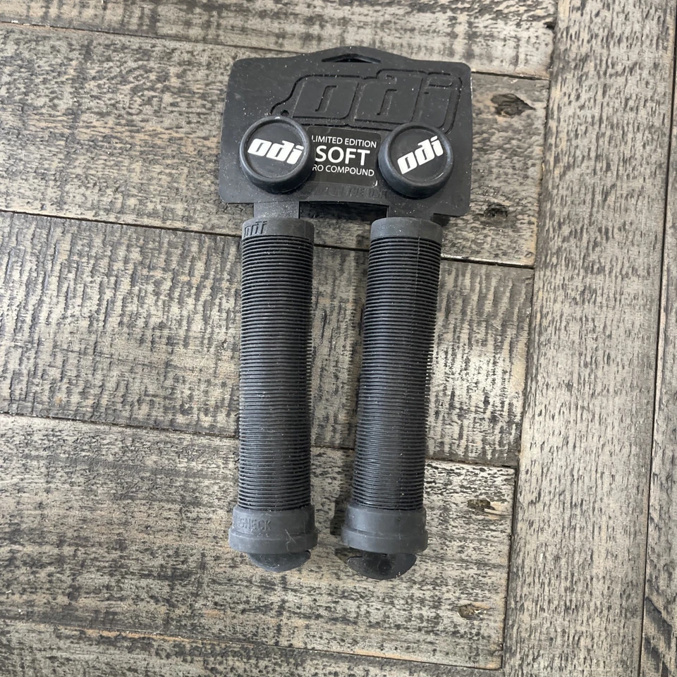 Empuñaduras de cuello largo negras suaves sin bridas ODI x/largas para bicicletas BMX/montaña  Foto 1 de 4