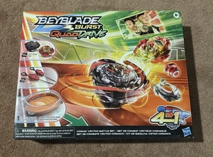 BEYBLADE BURST QUAD DRIVE COSMIC VECTOR BATTLE Set mit Tops Launchers BEYSTADIUM - Bild 1 von 4