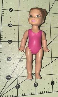 2015 Barbie 4" Boneca Ginasta Kelly - Cabelo Castanho Moldado, Collant Rosa - Imagem 1 de 2