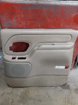 Panel de moldura de puerta trasera beige neutro pasajero derecho Chevy Suburban GMC 95-99 como nuevo Foto 1 de 4