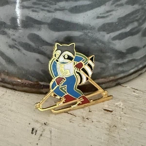 Vintage 1980 Winter Olympics LAKE PLACID Roni Raccoon Slalom Skiing Pin - Picture 1 of 2