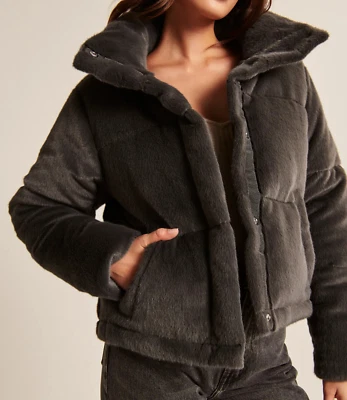 Novo Abercrombie Feminino Tecido de Pele Sintética Acolchoado Mini Tampão Cinza Escuro Tamanho Médio - Imagem 1 de 4