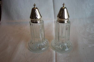 Vintage Glas mit versilberten Spitzen größer 5,5" Salz & Pfefferstreuer Set siehe Bilder - Bild 1 von 10