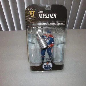 McFarlane Mark Messier Edmonton Oilers NHL Legends series 7 (With Stanley Cup) - Picture 1 of 8
