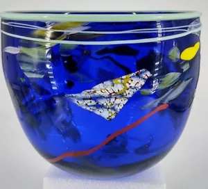 Tazón de vidrio artístico azul firmado con borde turquesa aplicado tamaño de pecera de 6""x7 - Imagen 1 de 12