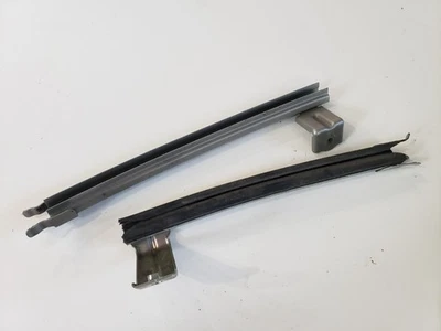 2015 Nissan Altima right front door glass guide bracket — 第 1/2 张图片