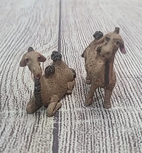 Lote de 2 figuras de camello del arca de Noé de Pete Apsit Hold coleccionables de resina de 2" - Imagen 1 de 5