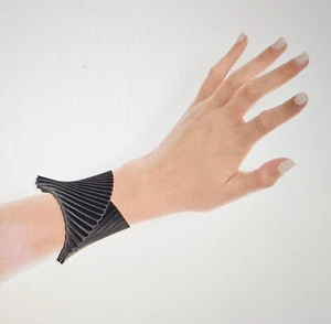 ¡Nuevo! Pulsera Minimum Design by Alexandra Tsoukala Shell, negra SH-BLA, Grecia - Imagen 1 de 3