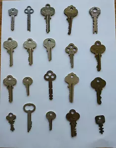Lotto 20 chiavi antiche vintage scheletro piatto mobili porta armadio 3 fori leone corbin - Foto 1 di 6
