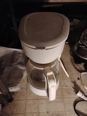 Cafetera Mainstays de 12 tazas - blanca Foto 1 de 4