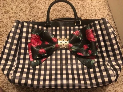 Monedero Betsey Johnson a cuadros blanco y negro con lazo rosa roja Foto 1 de 4