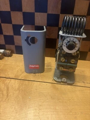 Dayton 2E207 Heating-Ventilating Controllo 30/110F - Image 1 of 4