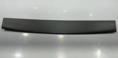 2013-2017 SUBARU XV CROSSTREK ESCOTILLA TRASERA CUBIERTA DE PANEL DE MOLDURA SUPERIOR P/N 94310FJ000 Foto 1 de 4