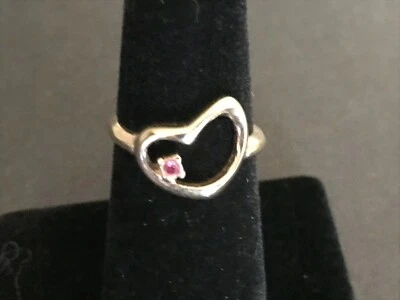 Anillo Tono Latón Corazón Pequeño Rojo Estrás Talla 6 Para Mujer De Colección Áspero Pobre Malo Foto 1 de 4