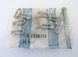 NOS 1964-79 Chevy Pontiac Olds Body & Wheel Opening Molding Clip GM 9838109 - Picture 1 of 7