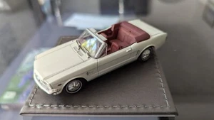 FORD MUSTANG CONVERTIBLE GOLDFINGER 1/43 JAMES BOND 007 UNIVERSAL HOBBIES - Picture 1 of 9
