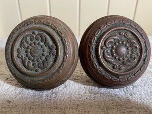 2 antike alte verzierte Türklinken Kupfer oder Bronze aufwendige Wirbelmotive Patina - Bild 1 von 12