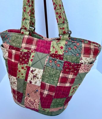 CARTERA Donna Sharp verde y rojo a cuadros y floral acolchada con doble asa Foto 1 de 4