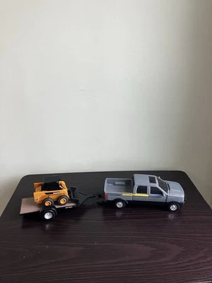 Camioneta pickup John Deere doble cabina con remolque y minicargadora de Well Foto 1 de 4