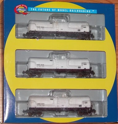HO ATHEARN 94829 CLAY TANK CAR 3-PACK ENGELHARD CORPORATION ENGX LIGHT WEATHERED - Image 1 of 2