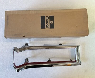 Nuevo de Lote Antiguo MoPar 1974-76 Plymouth Valiant Luz Trasera Izquierda Bisel Lado del Conductor 74 75 1976 Foto 1 de 4