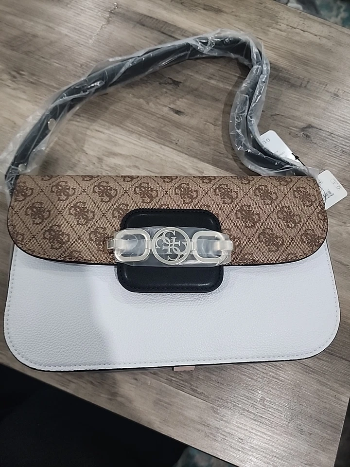 Bolso de mano GUESS color topo oscuro con logotipo de Zarela Foto 1 de 4